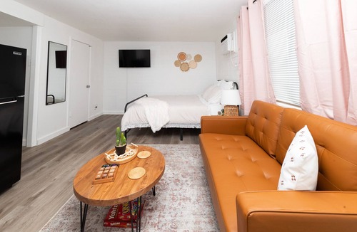 Riverside Apartment | Hidden Gem Cozy Studio w/kitchen in the heart of Tempe