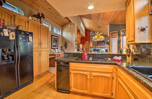 Fox Farm Cabin | Hike, Ski, Fish: Big Bear Lake Lodge w/Deck