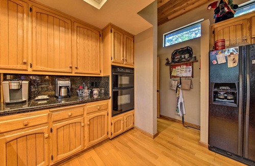 Fox Farm Cabin | Hike, Ski, Fish: Big Bear Lake Lodge w/Deck