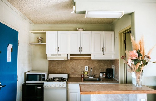 Apple Valley Hotel | Hilltop Tavern and Inn