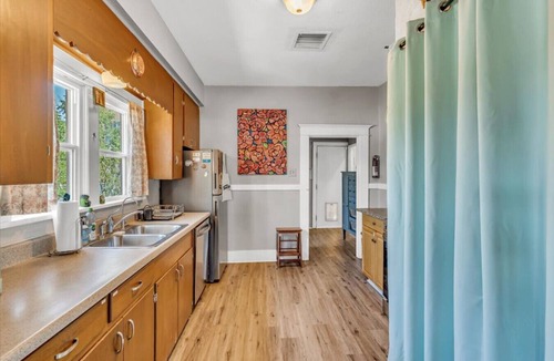 Menlo Park House | Historic Craftsman Charm | Fire Pit | Pet Friendly