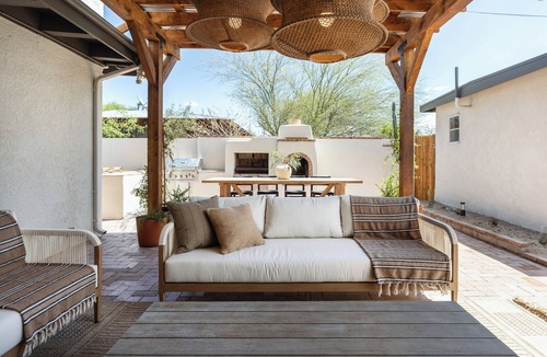 Blenman-Elm House | Historic designer retreat w/pool, hot tub & casita near U of A & dining