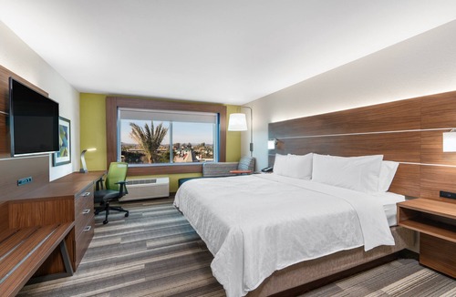 Lake Havasu City Hotel | Holiday Inn Express & Suites Lake Havasu - London Bridge by IHG