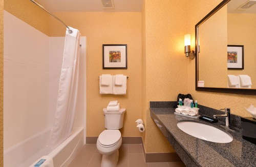 Greenacres Hotel | Holiday Inn Express & Suites Bakersfield Airport by IHG