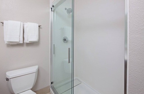Magnesia Falls Cove Hotel | Holiday Inn Express & Suites Rancho Mirage - Palm Spgs Area by IHG