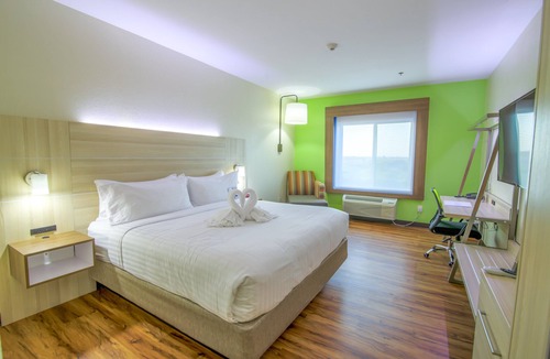 Raymondville Hotel | Holiday Inn Express & Suites Raymondville by IHG