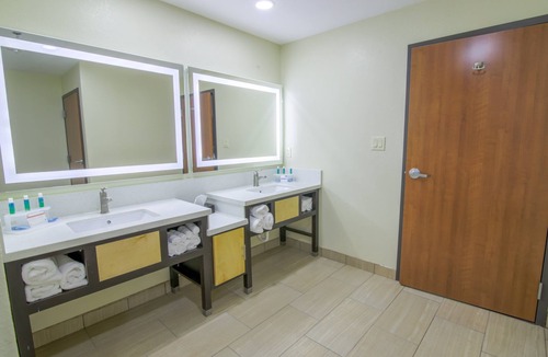 Raymondville Hotel | Holiday Inn Express & Suites Raymondville by IHG