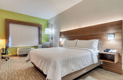 Lake Elsinore Hotel | Holiday Inn Express & Suites, Lake Elsinore by IHG