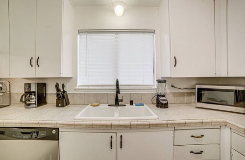 Riverside House | Home 1 Mi to UC Riverside: Families Welcome!