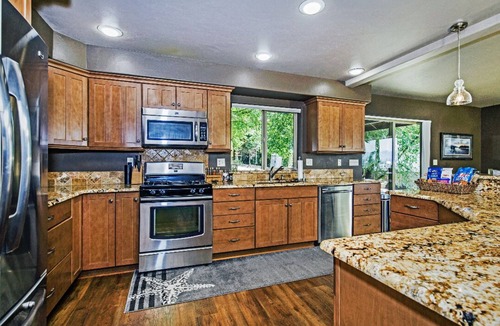 East Hope House | HOPE, IDAHO HOME Only One block from Lake Pend Oreille with GREAT lake views!