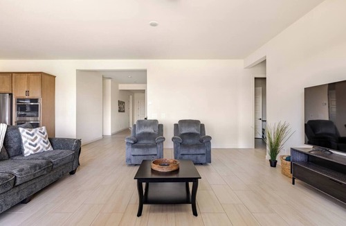 Glendale House | Host Your Whole Crew in Style 5BR Chef's Kitchen Near State Farm Stadium