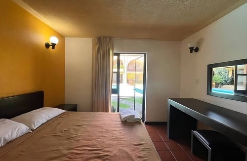 Morelia Hotel | Hotel Villa Capri, 2 double beds 4 Guests