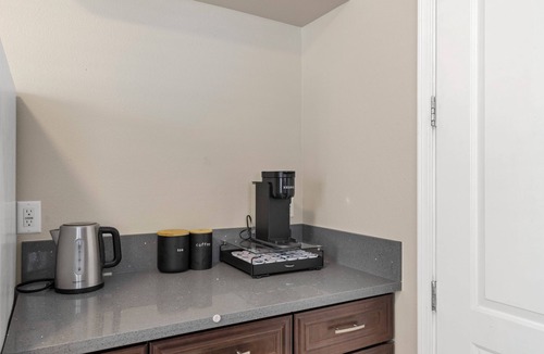 San Gabriel House | HUGE 3BD 2.5BA 2,118 Sq Ft Sleeps 11 KING BD