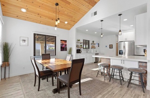Evans Churchill House | Hummingbird Harmony House with BBQ & Hot Tub