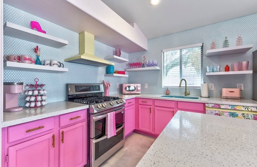 Glendale House | Iconic Barbie Dream House W/Pool, Mini Golf & Fun