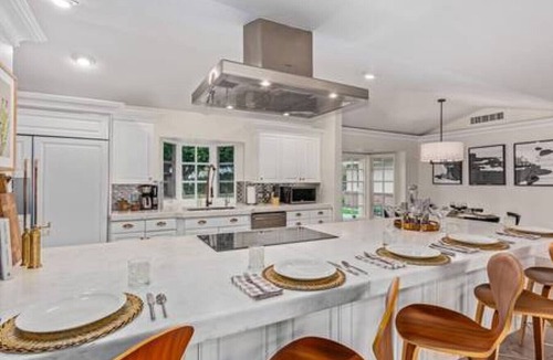 Charnwood House | Iconic Exeter Blvd, 6 Bedroom, Heated Pool