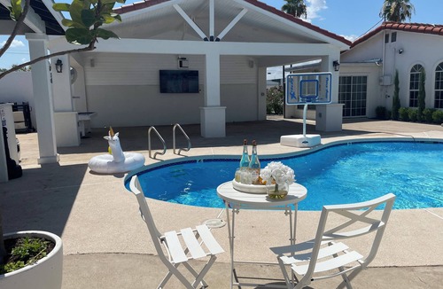 Mission House | Ideal for large groups - 4 King Beds- Sleep 16