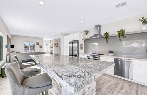 Indio House | Imagine stepping into a sprawling estate nestled amidst lush greenery, a piece of luxury and comfort