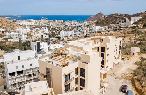 Libertad House | Immaculate Stay with Stunning Views, Balcony, plus on-site Pool & Gym