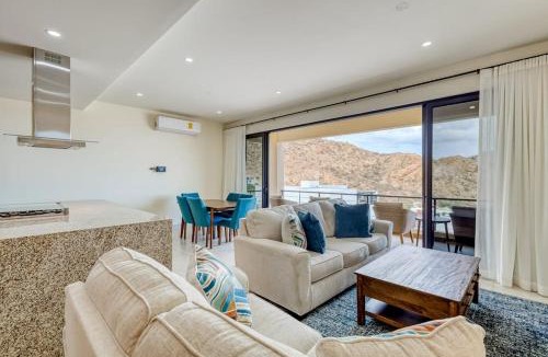 Libertad House | Immaculate Stay with Stunning Views, Balcony, plus on-site Pool & Gym