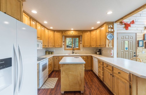 South Fork House | In-Town Hidden Gem | Riverfront Modern-Rustic Escape | Deck & Balcony