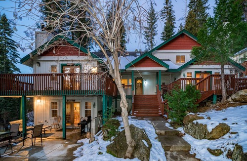 Yosemite West House | Inside Yosemite Park Winter Wonderland