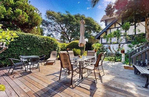 East Beach Apartment | Intimate retreat 1 block to beach with Cal king bed & bonus sleeping room
