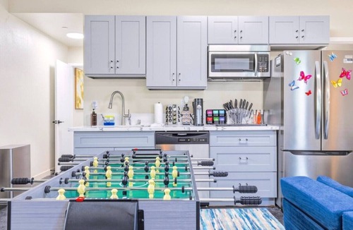 North Hills East House | J. Chic 3BR: Patio, BBQ Grill, Games, & Free Parking. Near Universal & Hollywood
