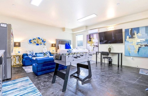 North Hills East House | J. Chic 3BR: Patio, BBQ Grill, Games, & Free Parking. Near Universal & Hollywood