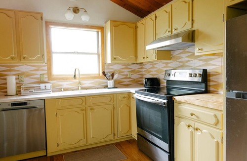 Crestline Cabin | Jewel in Crestline/Arrowhead. Modern, eclectic cabin in the woods. Walk to lake.
