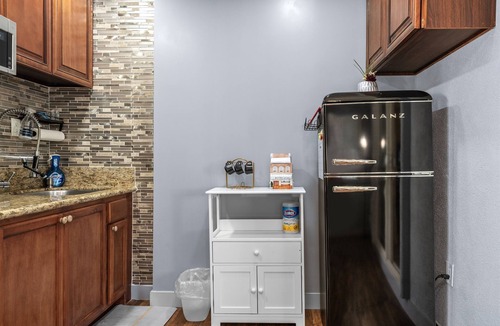 East Pasadena Apartment | Jie's Modern Pasadena Studio Retreat