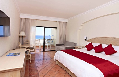 Centro Resort | KIDS eat FREE All inclusive VIP Sandos Finisterra