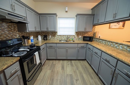 Edinburg House | King Bed 4 Baths Pet Friendly with Backyard Sleeps 10!