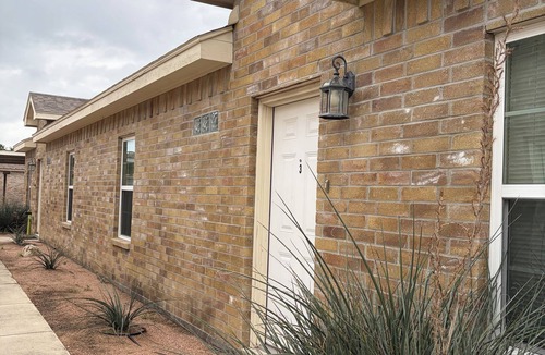 Edinburg House | King Bed 4 Baths Pet Friendly with Backyard Sleeps 10!