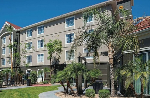Ahwatukee Foothills House | King Bed Deluxe Suite at La Quinta Inn & Suites by Wyndham Phoenix Chandler