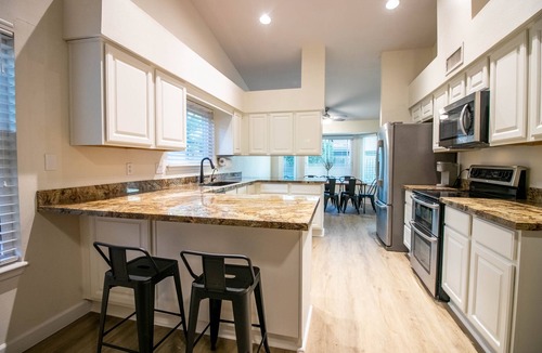 Meadows House | King Bed - Downtown Gilbert - Hot Tub, Pool, Entertainment, Arcades + Projector!