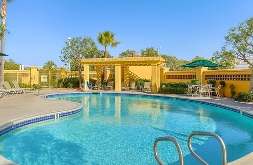 Guasti Apartment | King Bed Executive Room at La Quinta Inn & Suites by Wyndham Ontario Airport