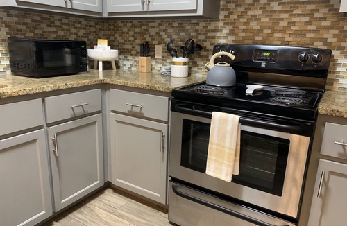 Edinburg House | King Bed Pet Friendly Retreat with Private Terrace in Gated Community!