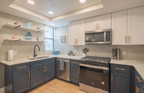 Kierland Condo | King Bed | Remodeled and Walkable| Adjacent Kierland Golf