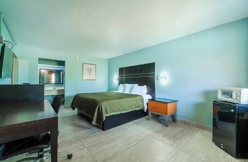 Harlingen Hotel | King Bed Room Close to Downtown Harlingen Highlights