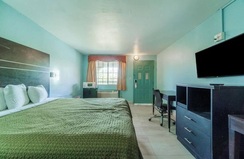 Harlingen Hotel | King Bed Room Close to Downtown Harlingen Highlights