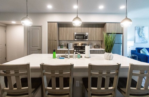 Camarillo Apartment | King Bed 👑 WiFi TVs 📺 W/D 🧺 Full Kitchen
