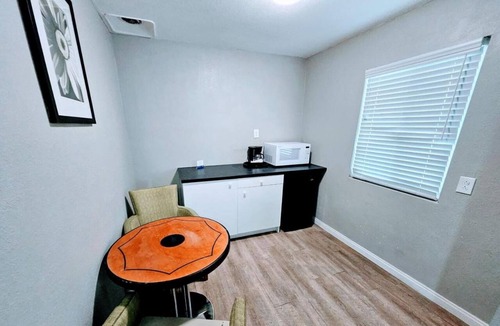 Ridgecrest Apartment | King Bed with Kitchenette|Nsmk