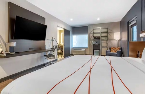 Riverside Hotel | King Corner Stay Near Phoenix Zoo & Old Town Scottsdale | with Outdoor Pool