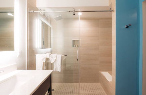 Harbor Hotel | King Deluxe w/Pullout Couch, The Cove Hotel, Heated Pool, Near The Queen Mary