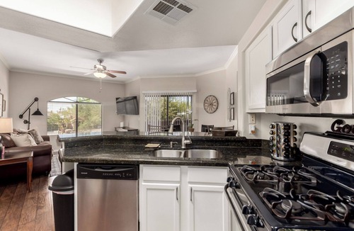 Maryvale Condo | King, Queen & 2 Twins-Cardinals/Dodgers/Whites Sox Close w/Fitness, Heated Pool!