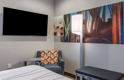 Riverside Hotel | King Room Near Phoenix Zoo & Desert Financial Arena | Modern Comfortable Design