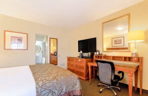 Yuma Townsite Hotel | King Room Stay | Near Colorado Riverfront Access | Outdoor Pool