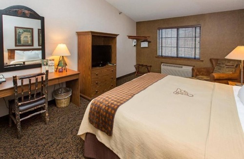 Onalaska Hotel | King Room w/Pool, Bar & Free Parking | 5mi to Onalaska Omni Center