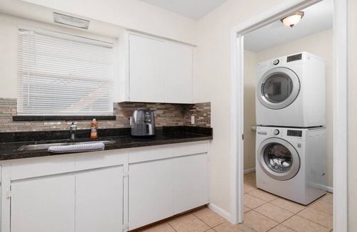 McAllen Apartment | King Size Bed Fast Wi-fi First Floor/Long Term